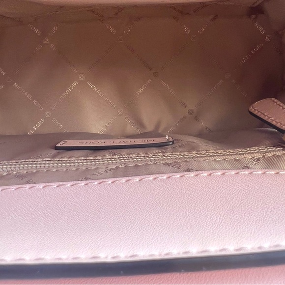 MICHAEL KORS Manhattan
Medium Leather Satchel Handbag in Powder Blush - Picture 9 of 10